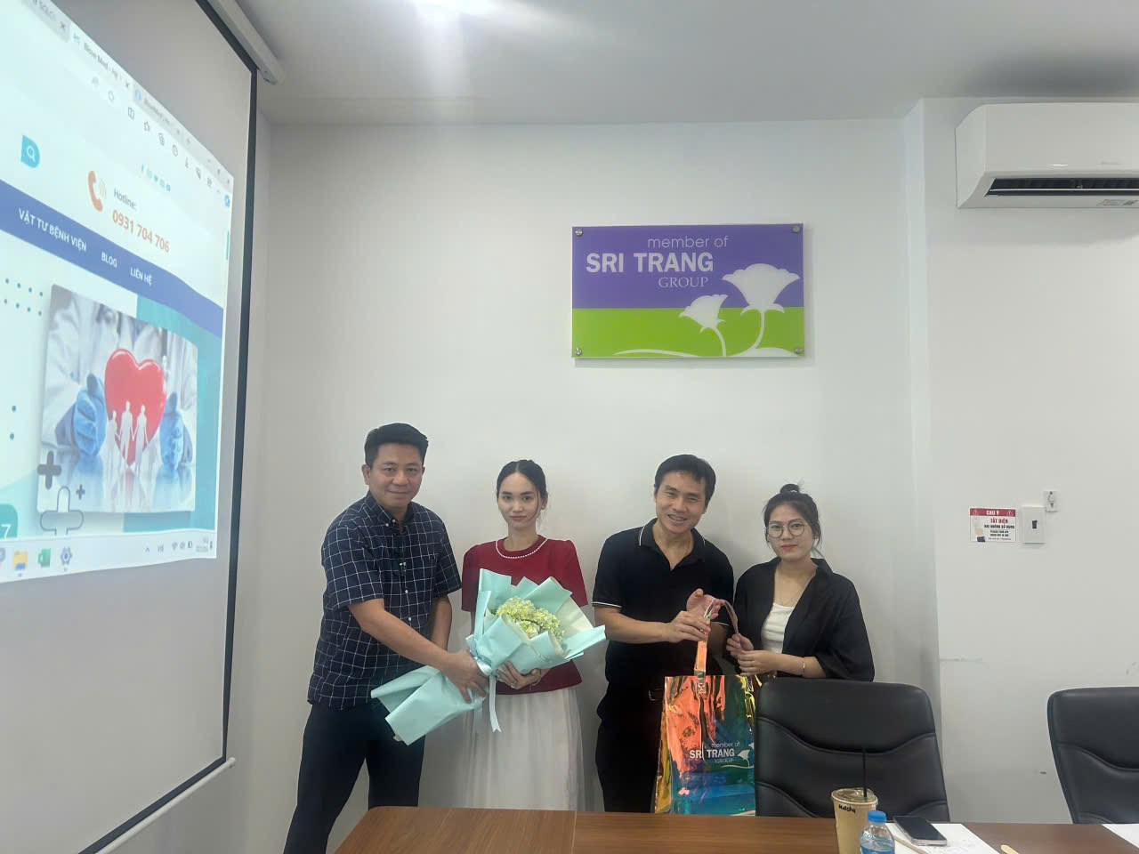 Blove Med địa chỉ phân phối găng tay Sritrang Thái Lan uy tín hàng đầu thị trường 